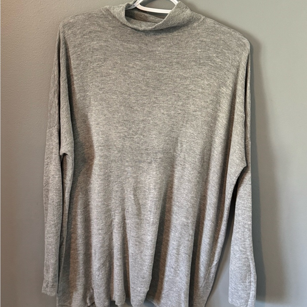 Gray Long Sleeve Sweater by Lou and Grey size XS